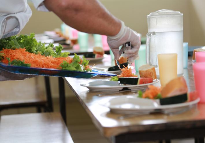 La pause méridienne est un moment important, pendant lequel les élèves se retrouvent autour d’un repas servi à la cantine scolaire, un lieu qui se veut convivial et accueillant.